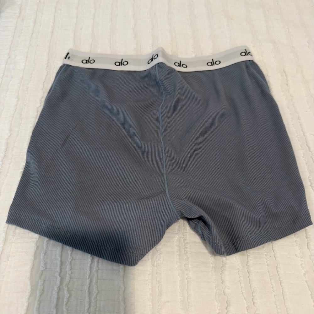 ALO Yoga Woman’s Boxer Shorts - Picture 2 of 2